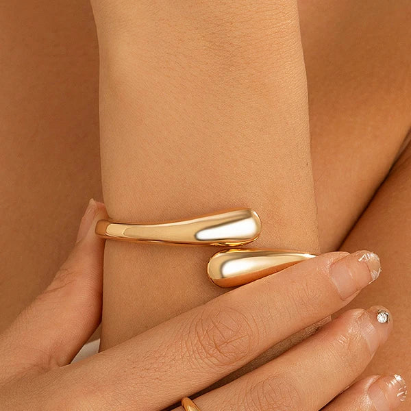 Juego de joyas Ingemark Punk Water Drop Torques: collar gargantilla, brazalete abierto y anillos ajustables para mujer, para bodas, fiestas y estilo grunge