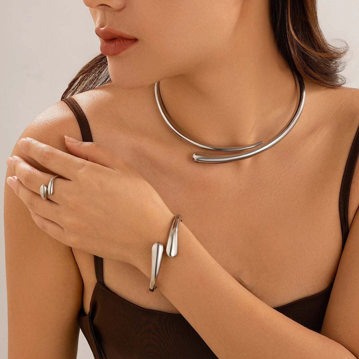 Juego de joyas Ingemark Punk Water Drop Torques: collar gargantilla, brazalete abierto y anillos ajustables para mujer, para bodas, fiestas y estilo grunge