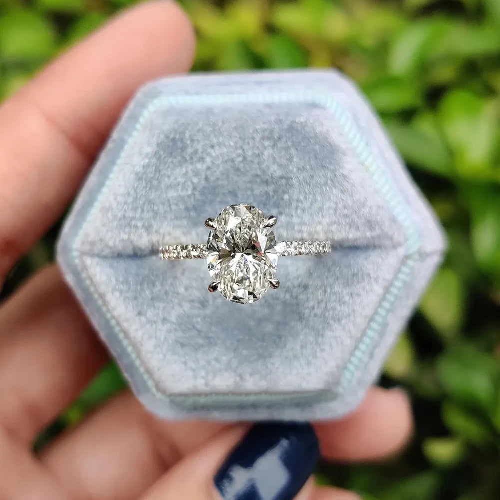 Anillos de compromiso de moissanita de corte ovalado completo