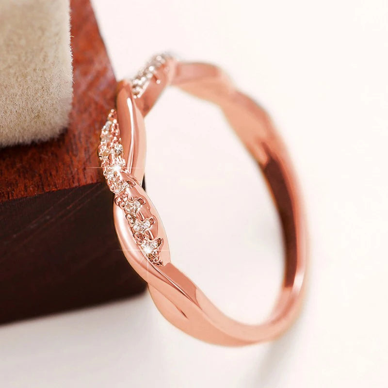 Anillo de lujo con banda retorcida