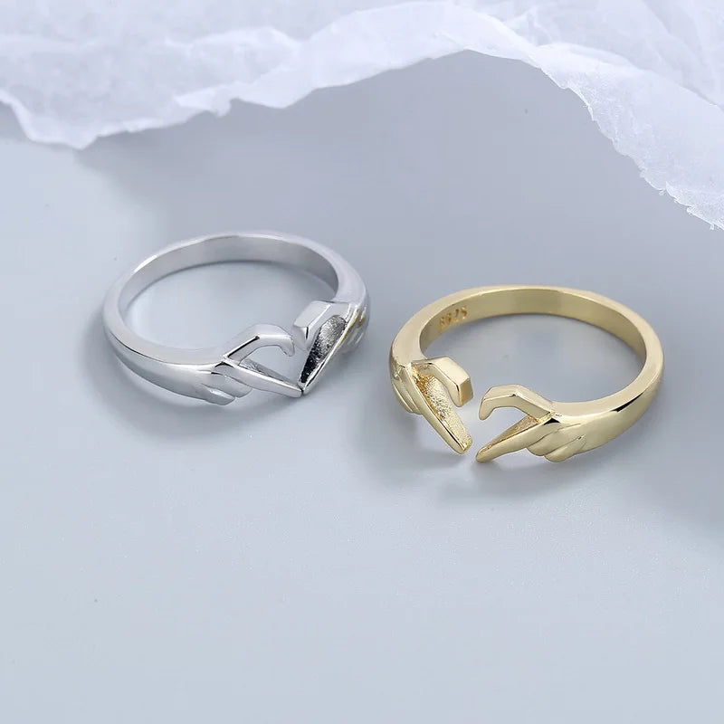 Mano de amor con anillo en forma de corazón
