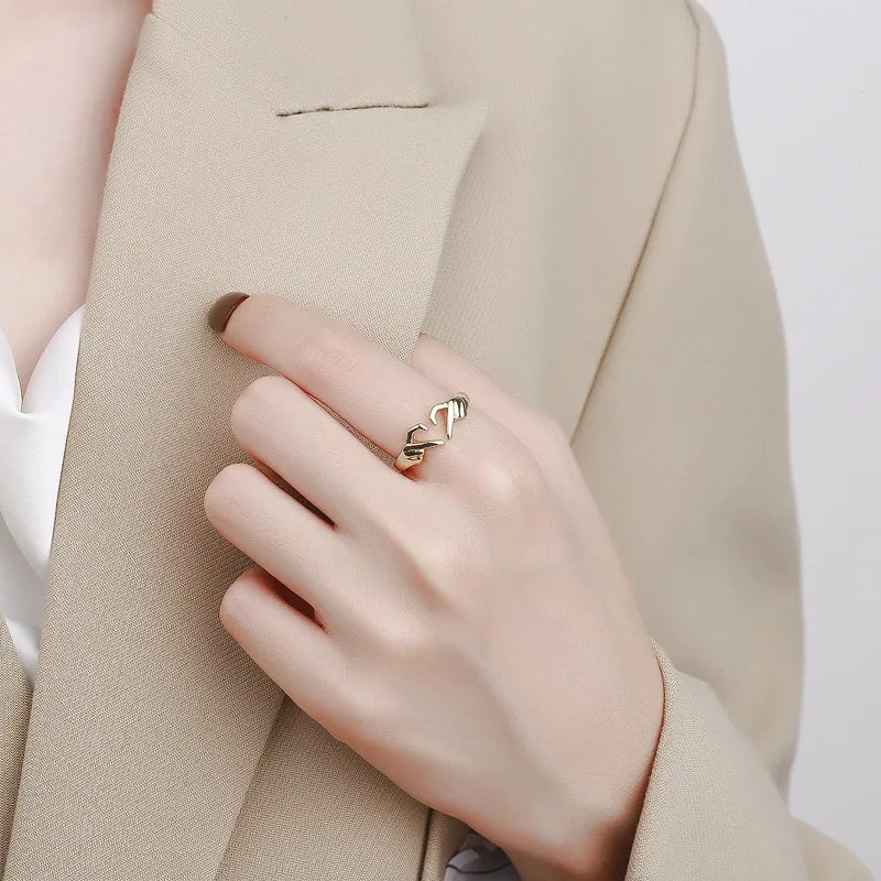Mano de amor con anillo en forma de corazón