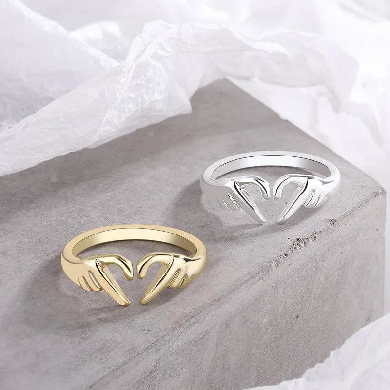 Mano de amor con anillo en forma de corazón