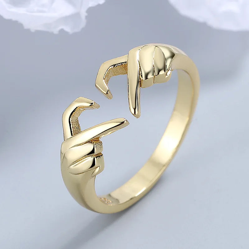 Mano de amor con anillo en forma de corazón