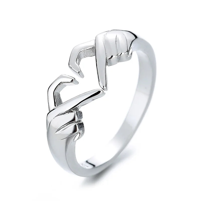 Mano de amor con anillo en forma de corazón